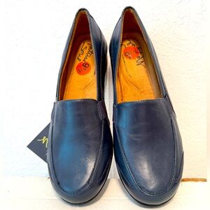 Women’s NWT Natural Soul by Naturalizer Navy blue Size 9.5